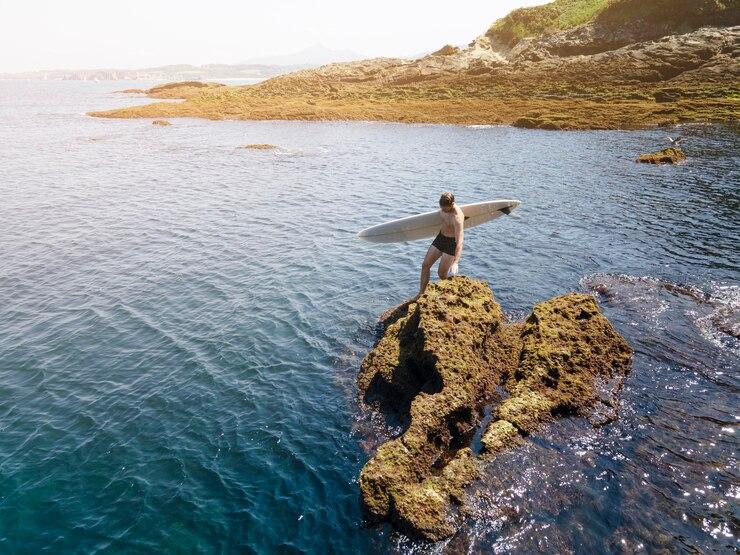 Surfing Lagundri Beach (Beginner)