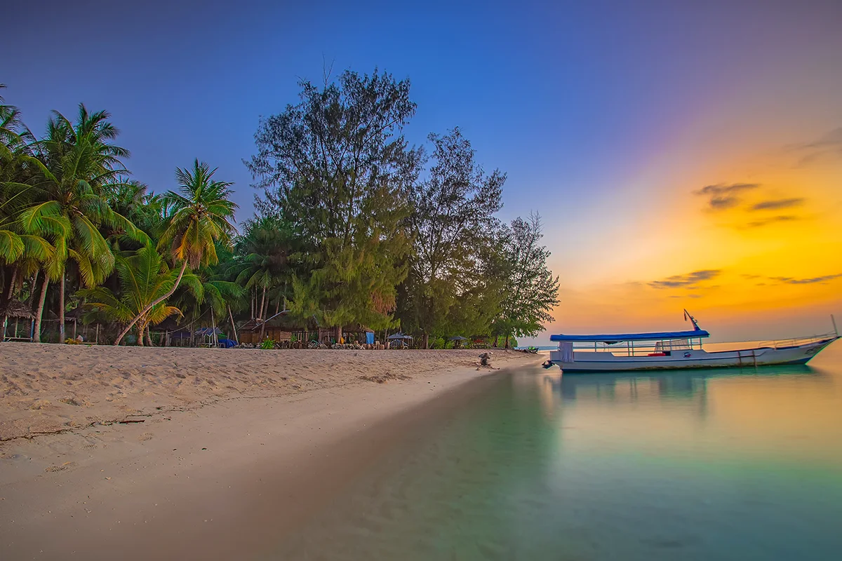 Matahari terbenam di Pantai Cemara, Wakatobi, Sulawesi Tenggara